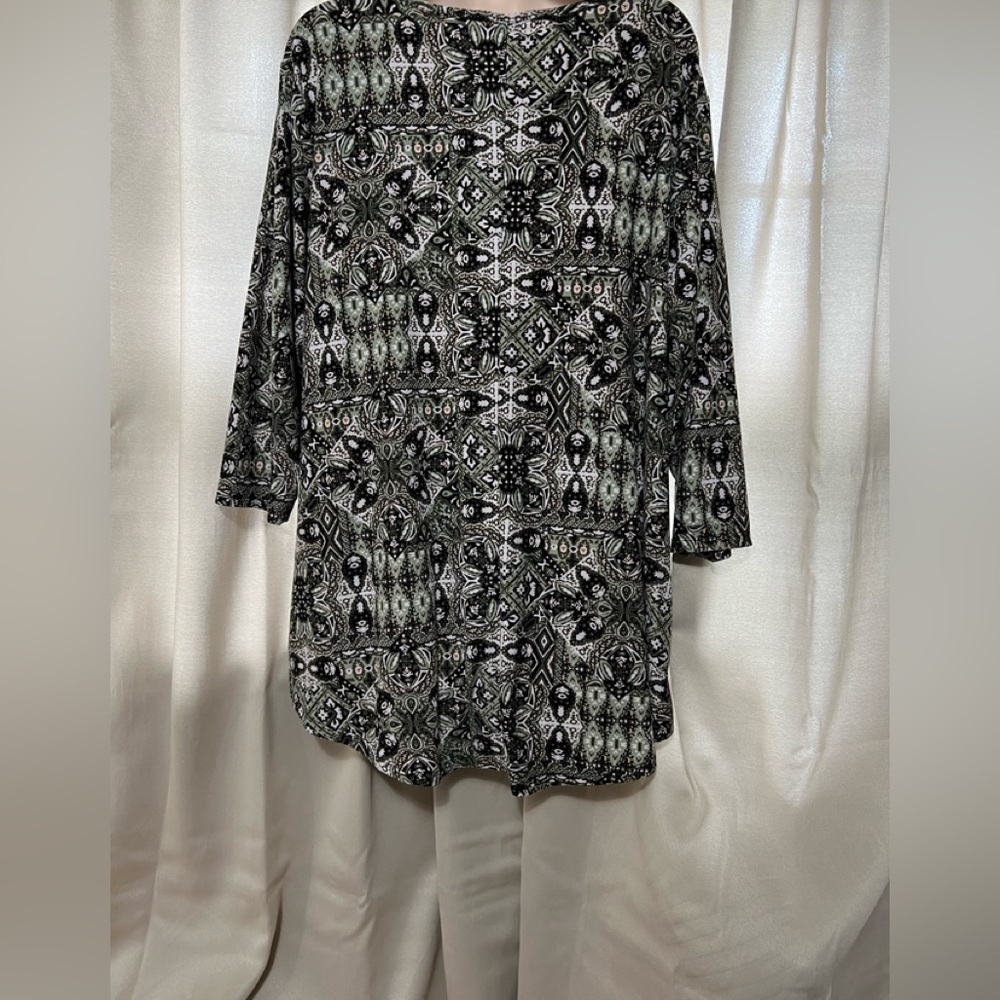 Bobbie Brooks Geometric Design Printed 3/4 Length Blouse - Picture 3 of 8